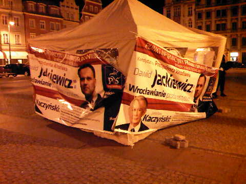 Namiot PiS-u zdemolowany - Zdjęcie zrobione już po podniesieniu namiotu/Fot. Radio Wrocław