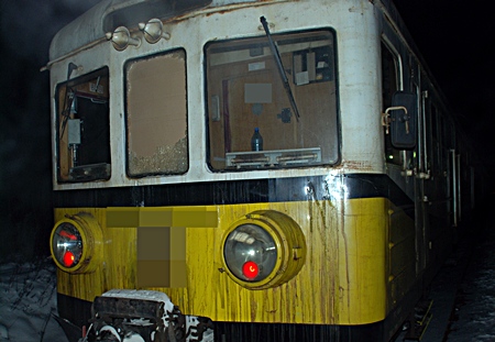 Pociąg uderzył w przeszkodę z belek - fot. www.sroda-slaska.policja.gov.pl