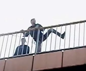 Rzucają się z mostu dla zabawy (FILM) - Kadr z filmu w YT