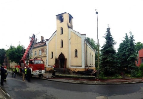 Płonął zabytkowy kościół w Oławie - 10