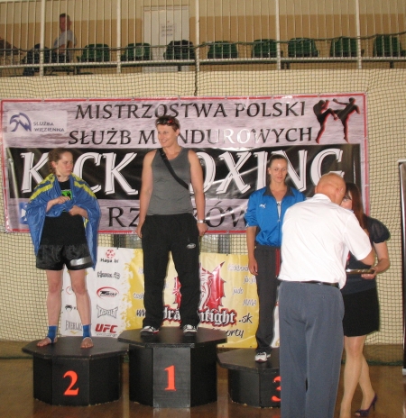 Mistrzyni w Kickboxingu w mundurze - 0