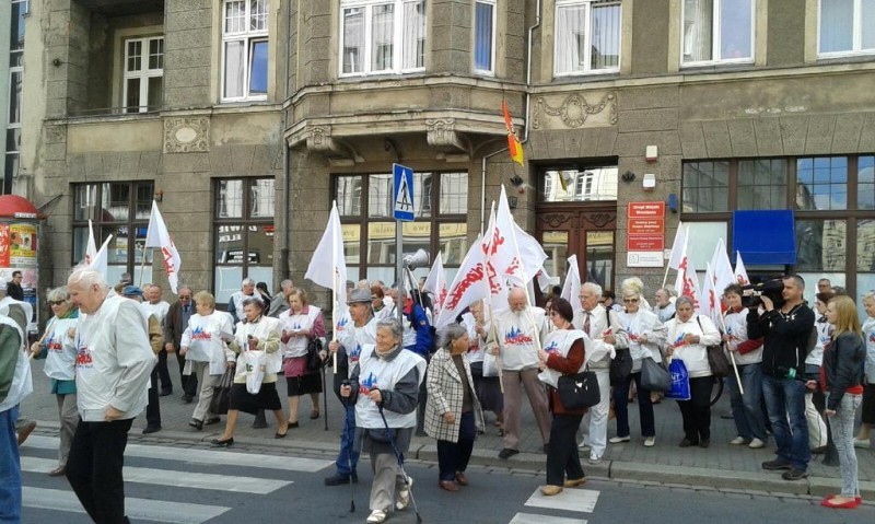 Emeryci protestowali w centrum. Zablokowali ul. Piłsudskiego - fot. Przemek Gałecki (Radio Wrocław)