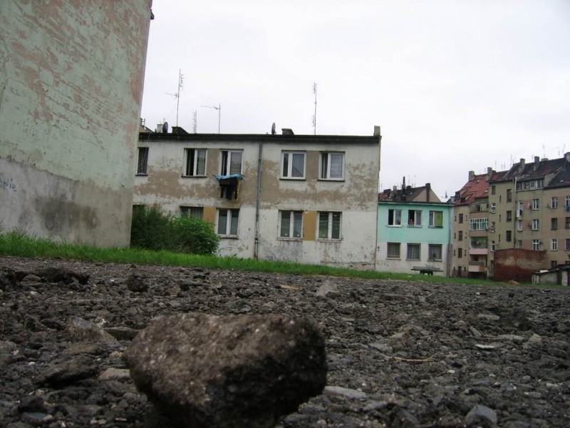 Mieli zrobić drogę, wysypali stertę gruzu przed domy - Fot. Andrzej Andrzejewski (Radio Wrocław)