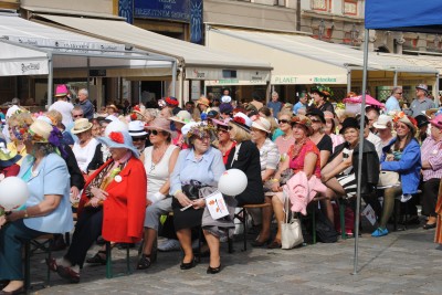 Seniorzy w akcji. Setki kapeluszy w Rynku (ZDJĘCIA, FILM) - 2