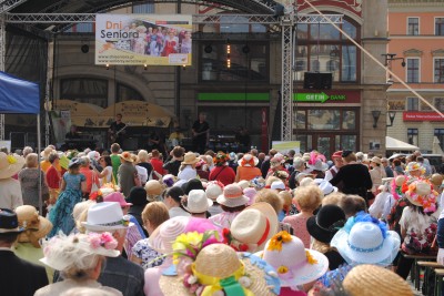Seniorzy w akcji. Setki kapeluszy w Rynku (ZDJĘCIA, FILM) - 4