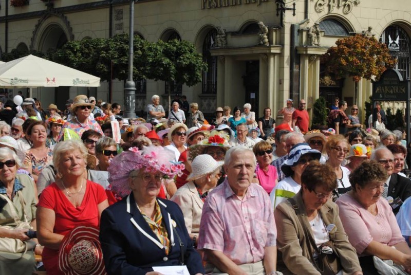 Seniorzy w akcji. Setki kapeluszy w Rynku (ZDJĘCIA, FILM) - fot. Gregor Niegowski (prw.pl)