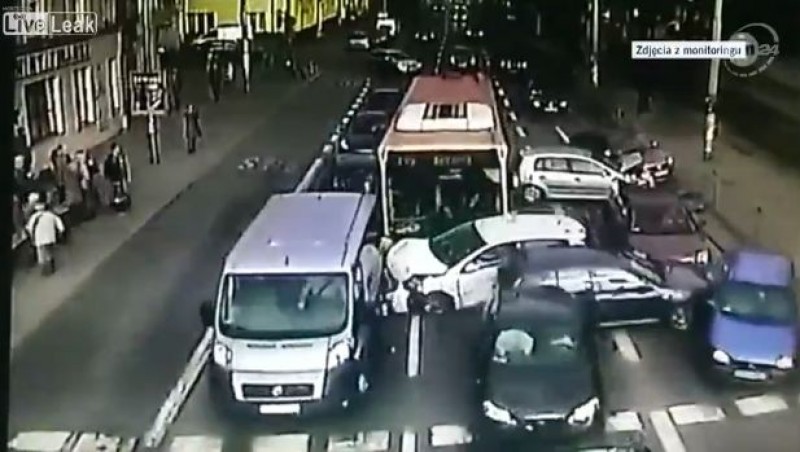 Autobus taranuje samochody (FILM Z MONITORINGU) - Kadr z filmu z kamery monitoringu