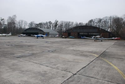Zabytkowe hangary pod młotek, a pamiątki na bruk - 36
