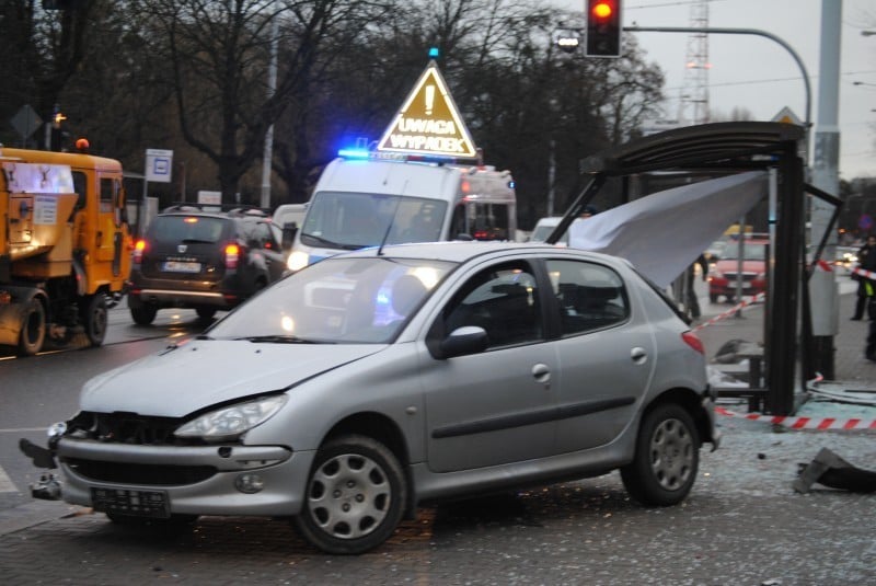 Samochód wjechał w przystanek tramwajowy (ZDJĘCIA) - zdjęcia: Gregor Niegowski (Radio Wrocław)