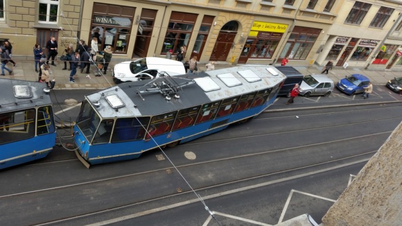 Na ulicy Krupniczej wykoleił się tramwaj i uderzył w samochody - fot. Internauta, Agata Wojciechowska