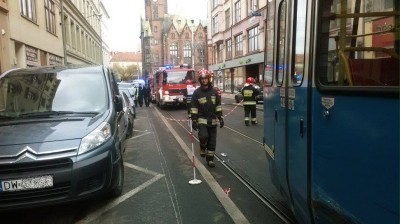 Na ulicy Krupniczej wykoleił się tramwaj i uderzył w samochody - 0