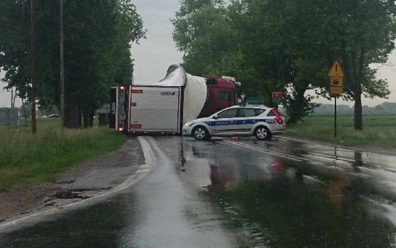 W Kobierzycach przewróciła się ciężarówka (Foto) - fot. Krzysztof Ruszczak
