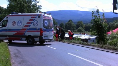 Jelenia Góra: Autobus wjechał do rowu, 11 osób rannych (FOTO) - 4