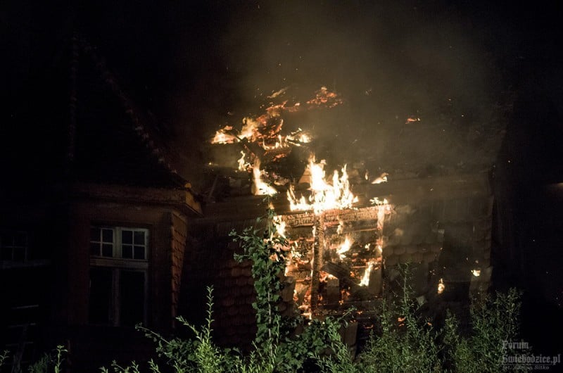 Świebodzice: Ogień na poddaszu opuszczonego budynku (FOTO) - fot. Adrian Sitko 