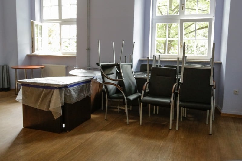 CIR potwierdza: Do Wrocławia przywieziono stoły i krzesła - Rządowe meble w Dolnośląskim Urzędzie Wojewódzkim