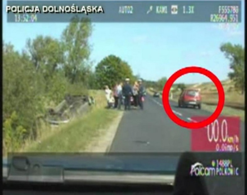 Zapatrzył się na wypadek i wjechał w inny samochód FILM - dolnoslaska.policja.gov.pl