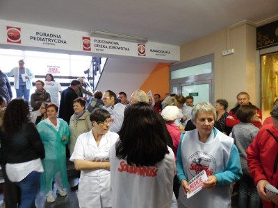 Jelenia Góra: W proteście wyszli przed szpital (FOTO) - 10