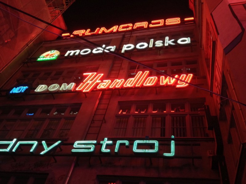 Wrocław: Nowe neony w galerii przy ulicy Ruskiej (FOTO) - 